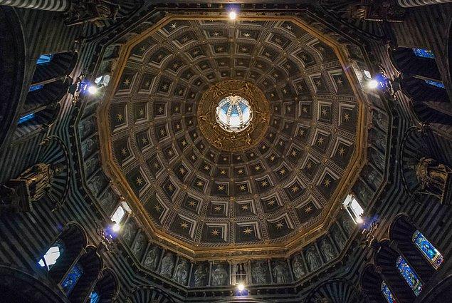 Dünyanın en güzel tavanlarından birine sahip olan Siena Duomo