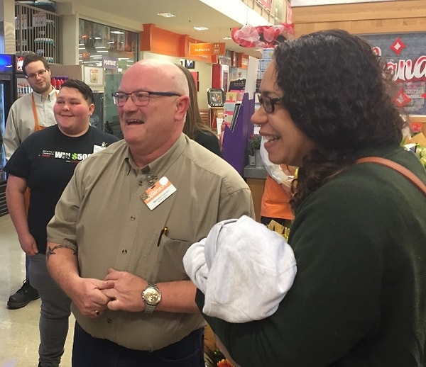 2. Работник магазина, которого звали Малколм, набрал 911 и побежал за врачом – в здании супермаркета находилась медицинская клиника.