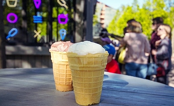 9. Вафельные стаканчики стоят по 55 рублей, а эскимо — 85