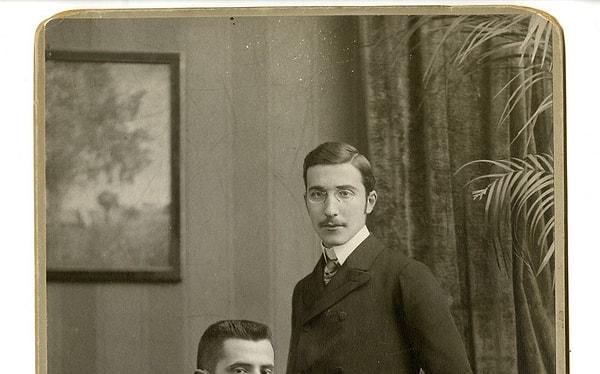 Stefan Zweig, varlıklı bir ailenin çocuğu olarak 1881 senesinde Avusturya’da doğmuş.