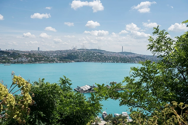 İstanbul’da yaşıyor, yahut son birkaç gün içinde İstanbul’a gittiyseniz ve boğazı gördüyseniz eğer, normalin dışında bir farklılık olduğunu fark etmişsinizdir.