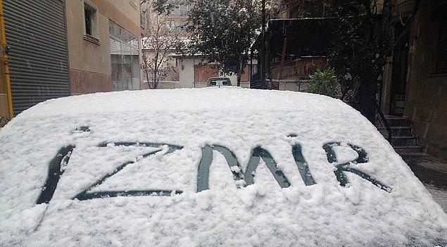 Kar özlemiyle büyüyüp, küçücük kar tanelerini gördüğün anda koşa koşa dışarı çıkmışsındır.