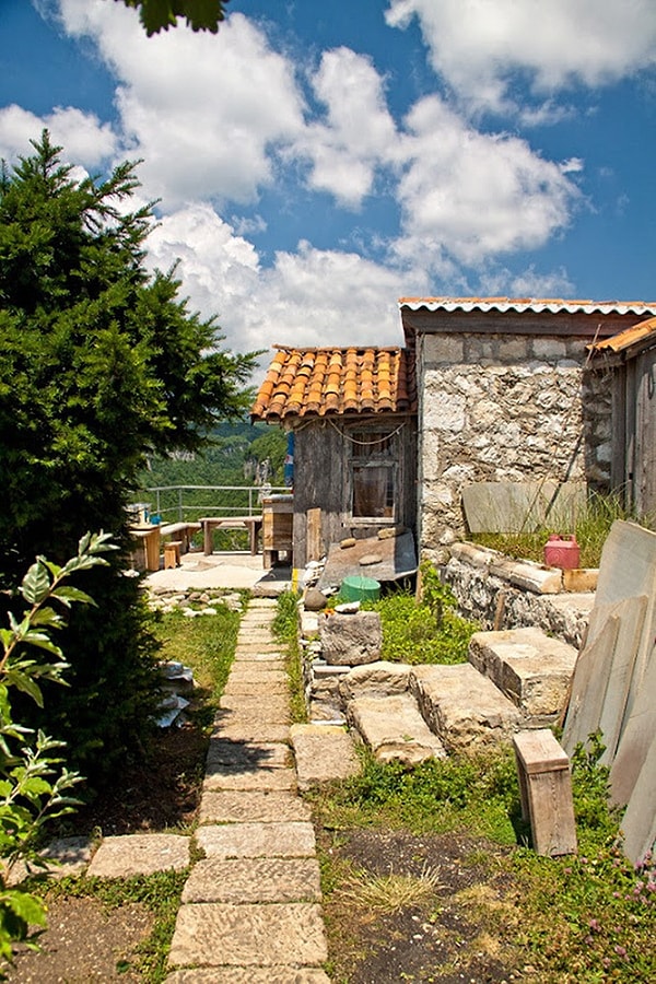 10. Даже если вы не религиозный человек, нельзя не согласиться с тем, что есть в этом что-то такое: отказаться от мирской суеты, покинуть шумный и город и жить в гармонии с самим собой и с природой