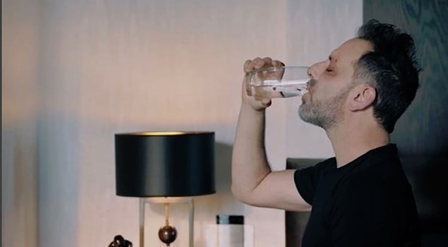 2. Yemeğine suyla devam edenler VS. Yemeğiyle gazlı içecek, içki, meyve suyu tercih edenler