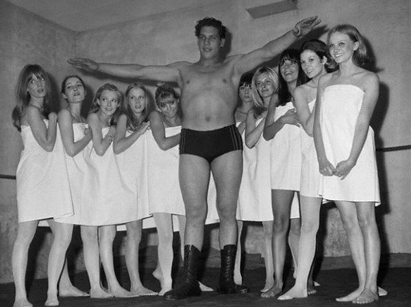 10. Эта фотография была сделана в 1966 году во время модной выставки в Париже