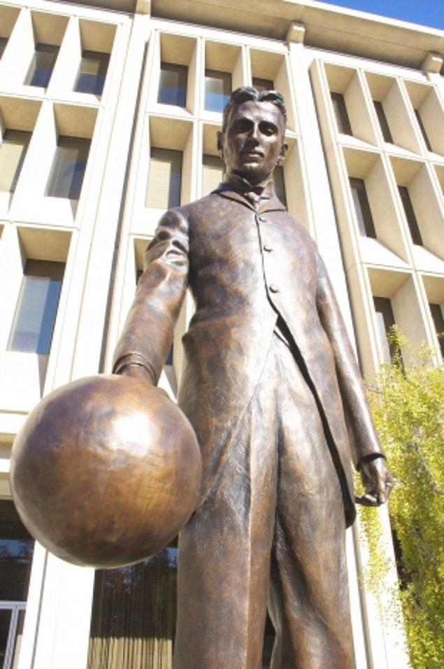 4. Silikon Vadisi’nde Wi-Fi sinyali yayan bir Nikola Tesla heykeli mevcut.