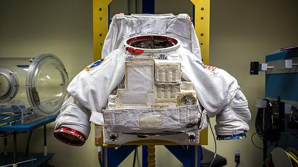 3. Astronot kıyafetlerini oluşturmak 5000 saatten uzun sürüyor ve değeri 1 milyon dolar civarında.