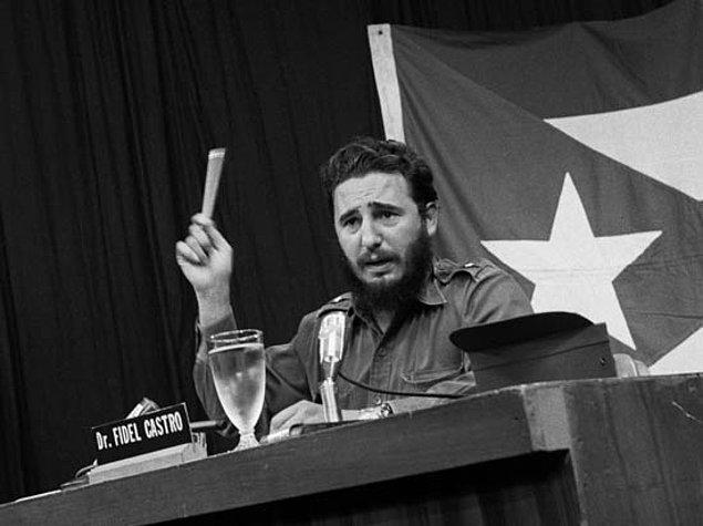 İki ülke arasındaki ilişkiler, 1959'da Fidel Castro'nun iktidara gelmesinin ardından bozulmaya başlamış, ABD'nin Küba'ya ticari ambargo uygulama kararı alması üzerine 1961'de kesilmişti.