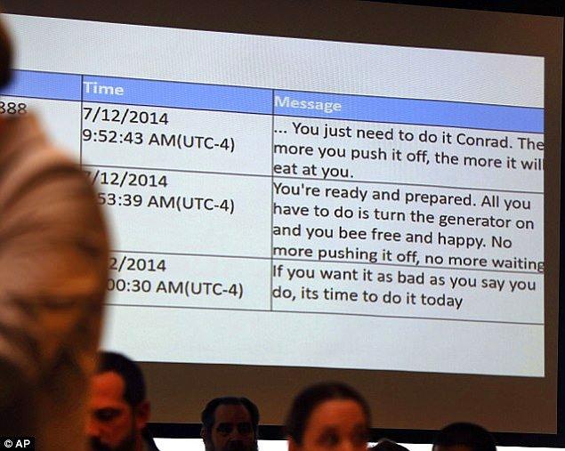 Mahkeme salonundaki ekrana yansıtıldı ikili arasında geçen mesajlar.