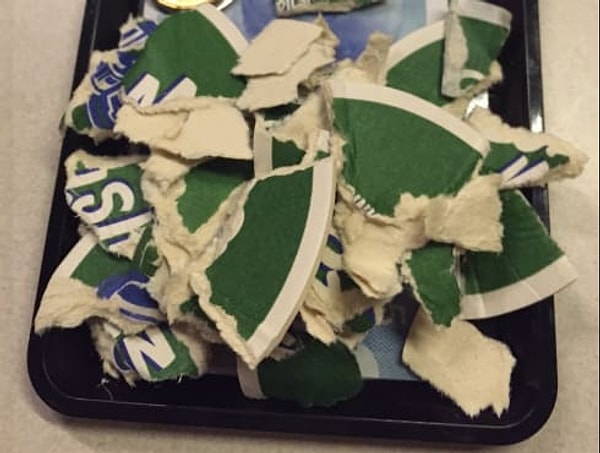 2. Некоторые посетители вот так поступают с подставками для бокалов 😱