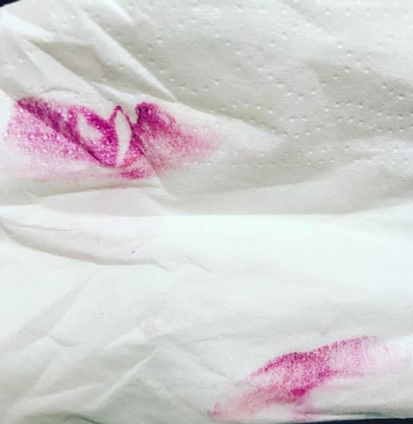 10. А ещё нужно отстирывать салфетки, которыми хорошенько так попользовались посетители 😢