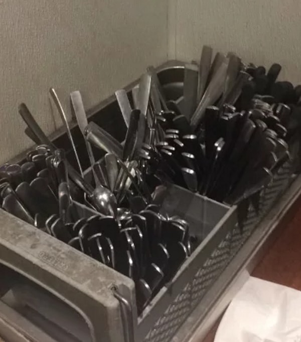 11. А эти столовые приборы!