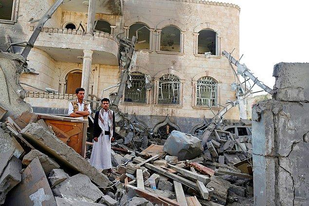 8. Suudi Arabistan'ın Yemen'e yaptığı hava saldırısı sonrasında yerle bir olan binalar, 9 Haziran.