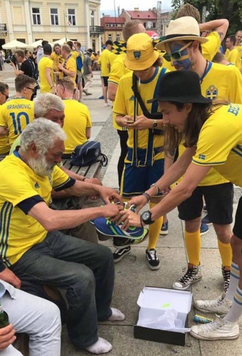 U21 Avrupa Şampiyonası için Polonya'ya gelen İsveçli taraftarlar, ayakkabısı olmayan bir evsize forma ve ayakkabı hediye etti.