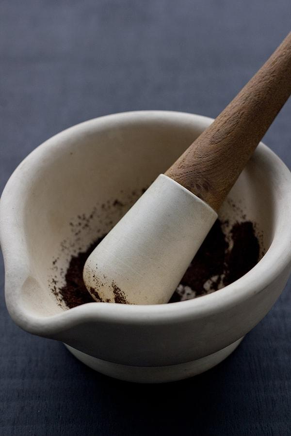 9. Kavurduğunuz vanilya tanelerini havanda toz haline getirin.