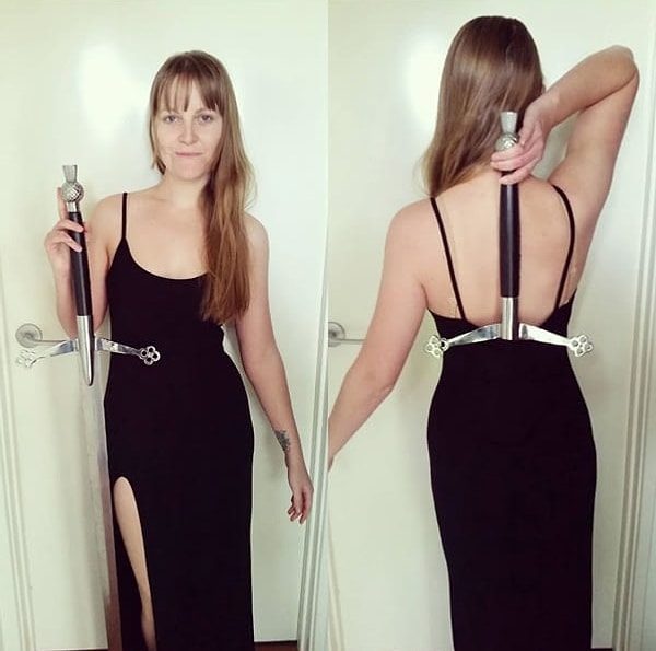 6. Хотя многие девушки в соцсетях решили доказать, что носить меч таким образом безопасно и удобно