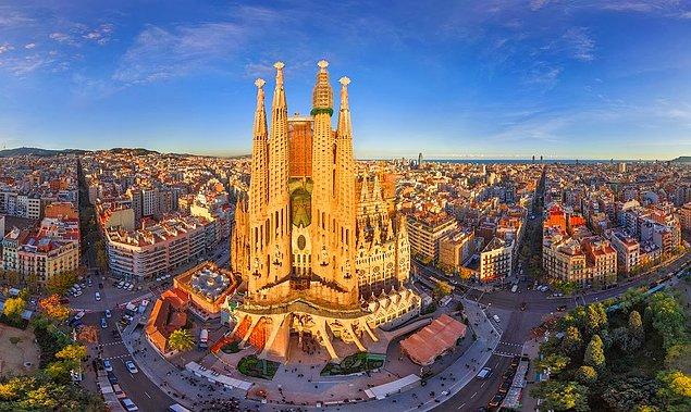 2. Yine kolay bir soru ile devam edelim: Ünlü La Sagrada Familia Katedrali'nin mimarı kimdir?