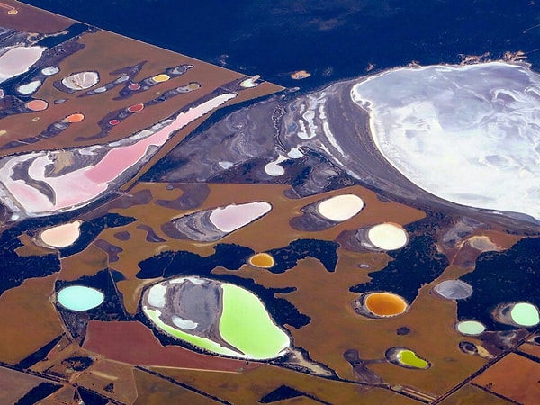 10. Яркие пятна на этом фото - не что иное, как соляные чаши и дамбы, расположенные прямо за городом Перт (Западная Австралия).