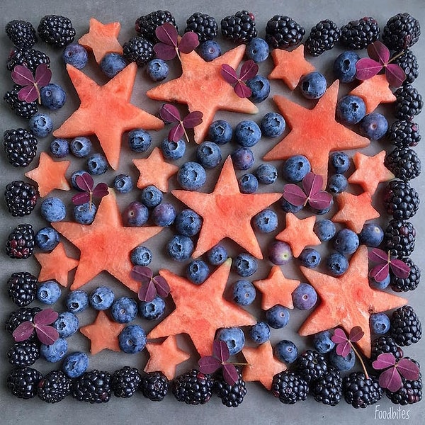 3. Для придания десерту особой красоты, она использует инструменты для резки печенья, палочки для леденцов и даже конусы для мороженого, а также разноцветные фрукты, вырезая из них звёздочки или сердечки.