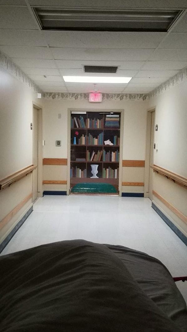 15. Bir alzheimer hastaları koğuşunda kullanılan kitaplık görünümündeki çıkış kapısı