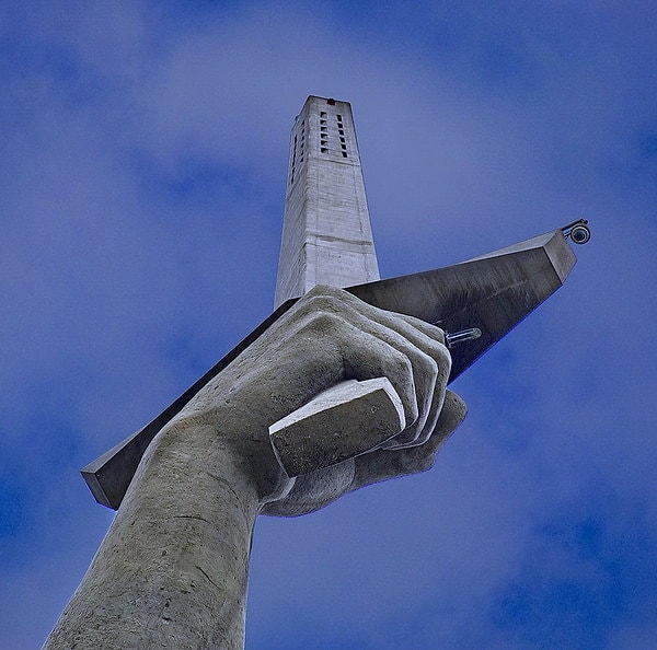 1. Итак, пользователь Pikabu полез на Родину-мать не просто так, а по важному делу: он вместе с коллегой занимается обслуживанием видеокамеры, что находится на эфесе (рукоятке) меча скульптуры.