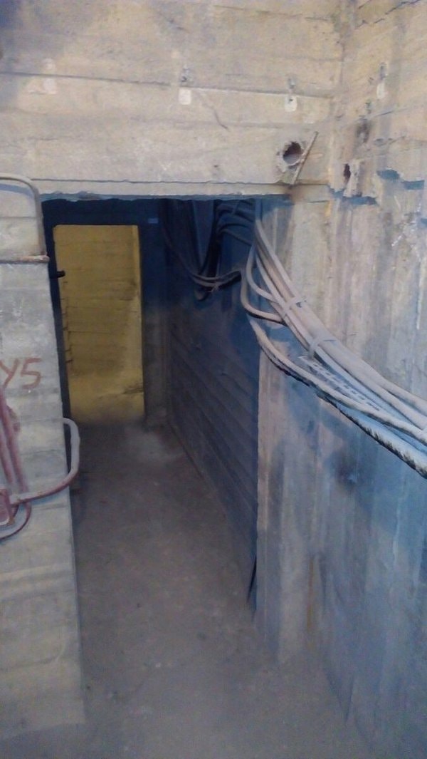 4. На первых ярусах достаточно свободно, много лестниц и пустых бетонных комнат.