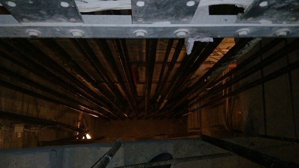 12. А вот и знаменитые тросы (их общее количество составляет 99 штук), благодаря которым монумент стоит ничем не закреплённый, под собственным весом.