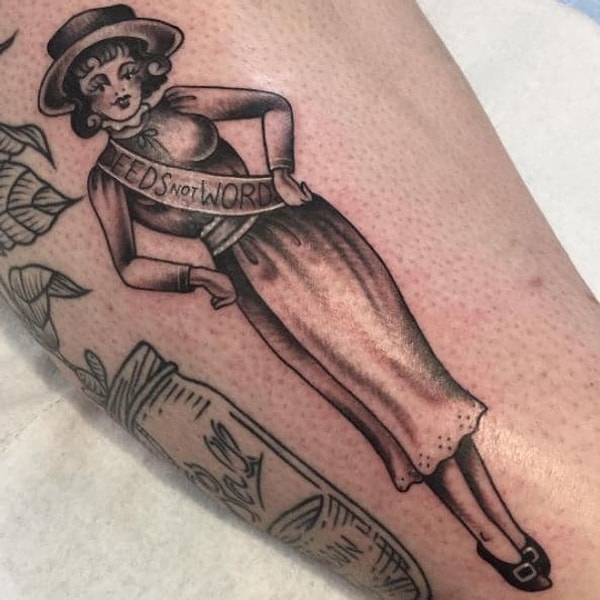 4. А это винтажное тату отдаёт дань уважения храбрым дамам, которые стояли у истоков феминистского движения.