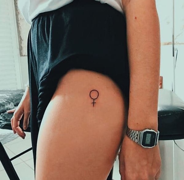 13. "Сила в простоте!" - так и говорит это тату.