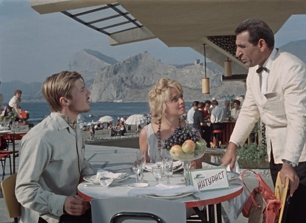 7. Сам режиссер картины Оганесян сыграл в камео официанта в ресторане, где обедают Наташа и Вадим.