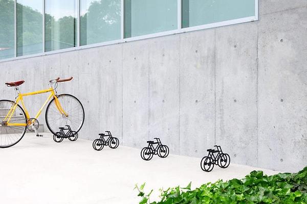 6. Mini bisikletler, normal boyuttakiler için bir stand oluşturuyor.