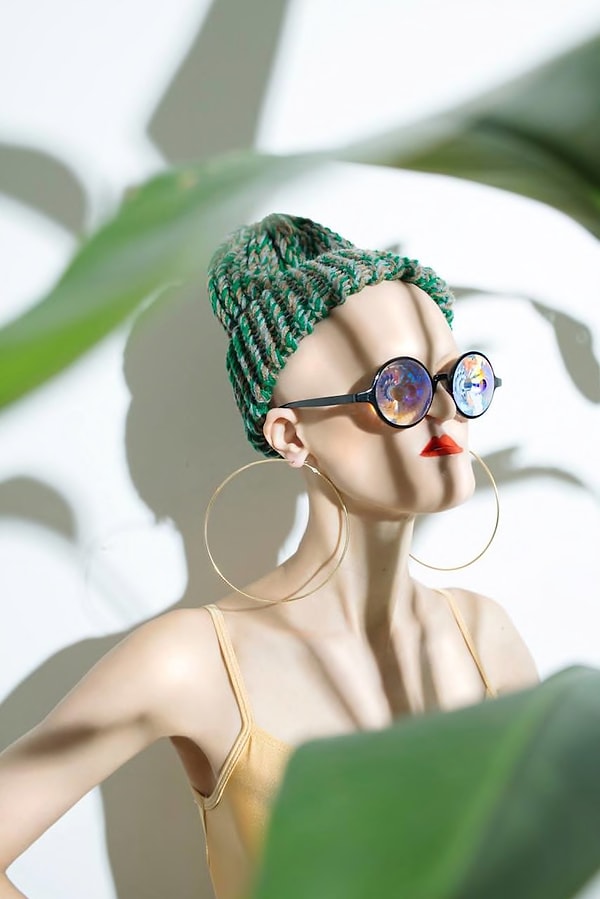 1. 28-летняя Мелани Гейдос родилась с синдромом эктодермальной дисплазии. Этот недуг характеризуется различными симптомами, а страдающие им люди могут иметь сразу несколько из них (например, недоразвитие зубов, волос, ногтей и прочих эктодермных элементов).