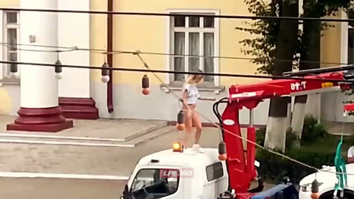 Aracının Çekilmesini Engellemek İçin Soyunan Kadın!