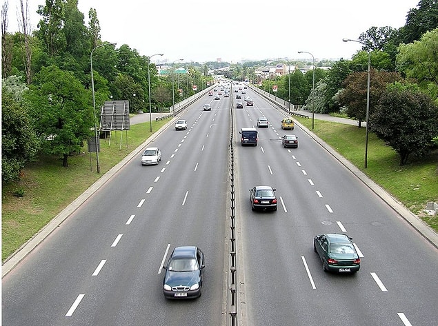 Pensilvanya eyaleti 1792 yılında yeni bir paralı yolda trafiğin sağdan akışını yasa haline getirdi, New York ise 1804 yılında bütün otoyollarda trafiğin sağdan akışını kabul etti.