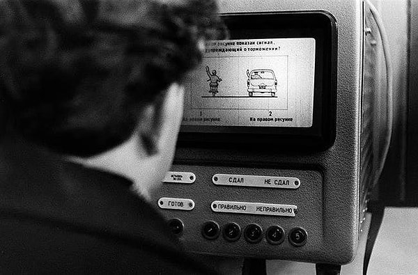 4. Мужчина проходит тест для получения водительских прав, 1969 год