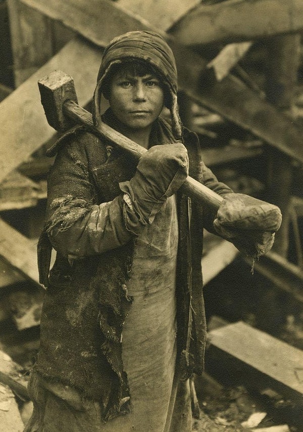 13. Молодой рабочий на Магнитогорском металлургическом заводе