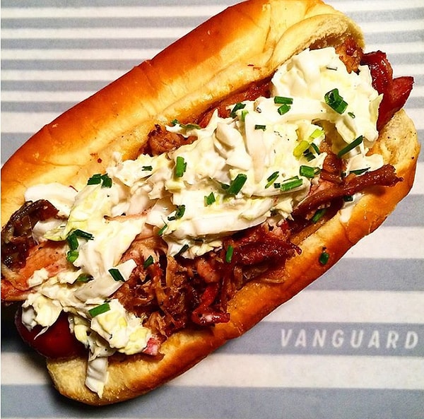 11. О, смотрите, вот и мясо, нежно упакованное в свежайшую булочку: