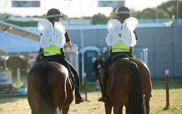 3. İngiliz atlı polisleri festival için birer kelebeğe dönüştü!