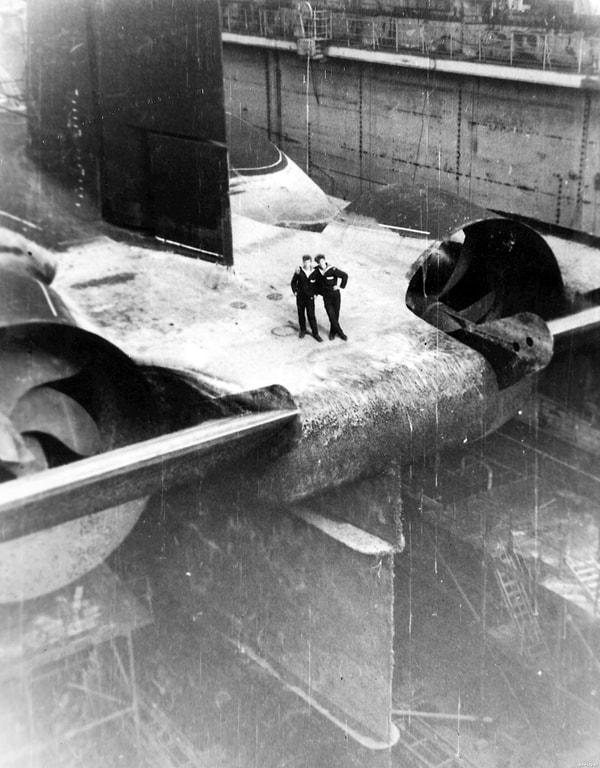 4. Şimdiye kadar yapılmış en büyük denizaltılar olan Akula sınıfı nükleer güçle çalışan bir balistik füze denizaltının kıç tarafında poz veren iki Sovyet denizcisi, 1980'ler.
