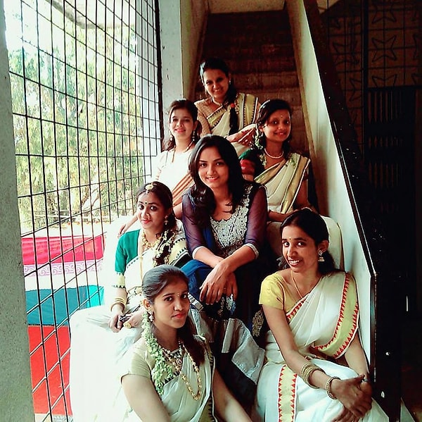 5. И что только эта дама забыла на индийской свадьбе? Ну, знаете, зато она выделяется!