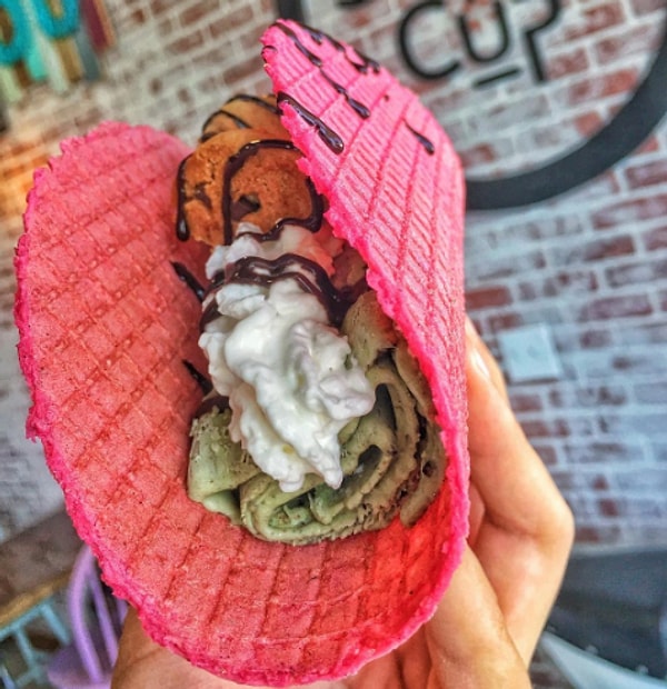 3. Вафельные тако бывают разных цветов: розовый, зеленый, фиолетовый и даже черный.