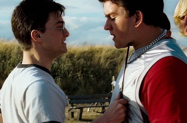 2. Дэниел Рэдклифф и Гарри Меллинг готовятся к съемкам сцены противостояния Гарри и Дадли