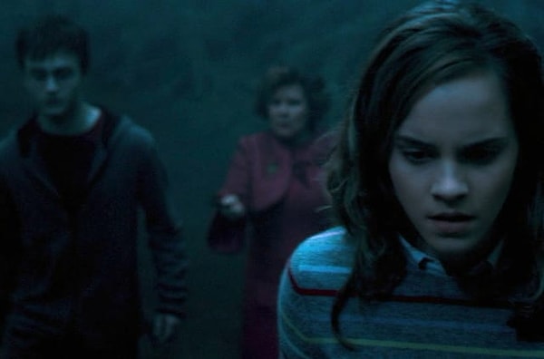 9. Дублеры Дэниела Рэдклиффа, Имельды Стонтон и Эммы Уотсон перед съемками их совместной сцены в лесу