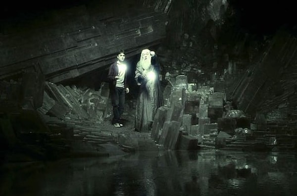 21. А здесь он в компании с Рэдклифом во время съемок сцены в пещере с крестражем