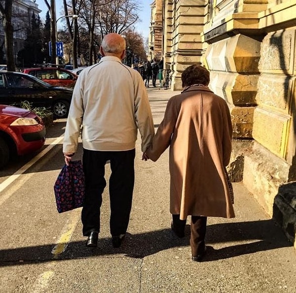 3. Любовь - это иметь того, кого можно держать за руку до конца своих дней...