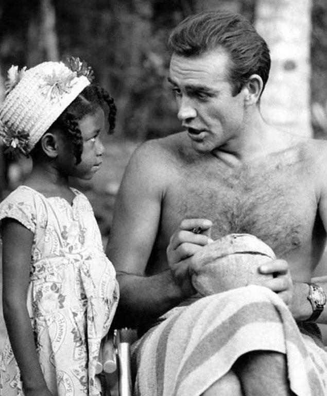 12. Dr. No çekimlerinde Jamaikalı bir kız için Hindistan cevizi imzalayan Sean Connery.