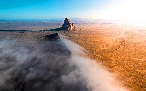 18. Shiprock,New Mexico. Milyonlarca yıl eskiden kalma bir kaya formasyonu