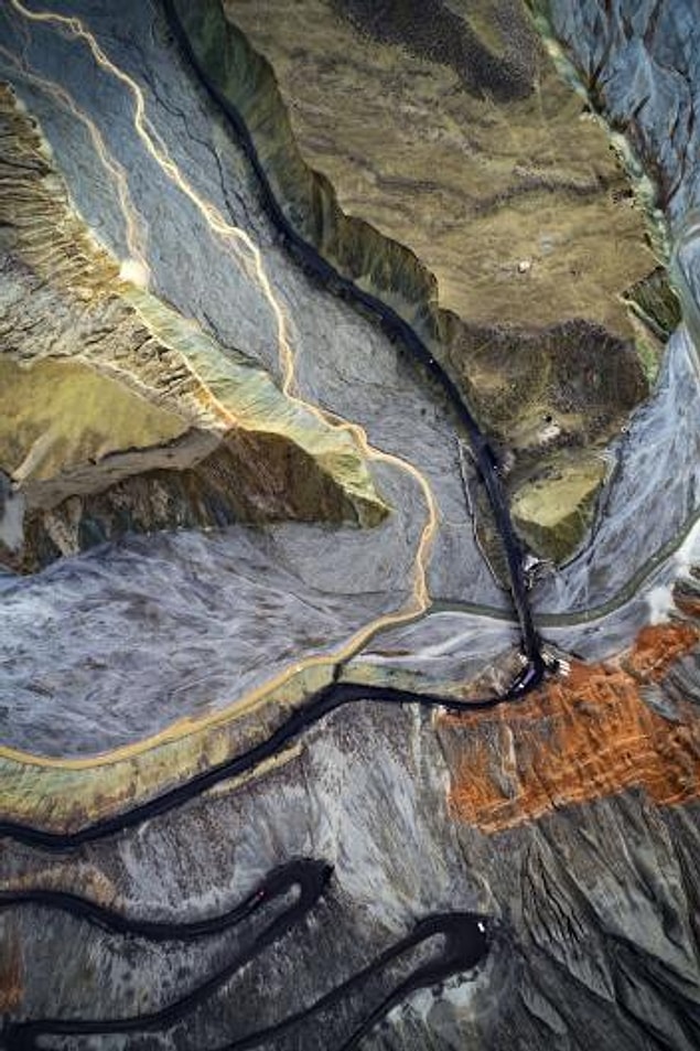 25. Tianshan Dağlarının arasından geçen nehirler üzerine inşa edilmiş bir köprü