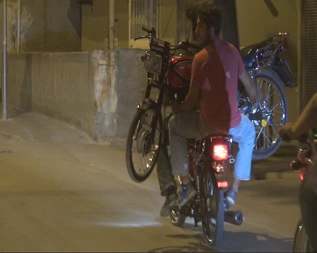 11. Motosikleti bir başka motosikletle taşıyan Adanalı gençler 👏