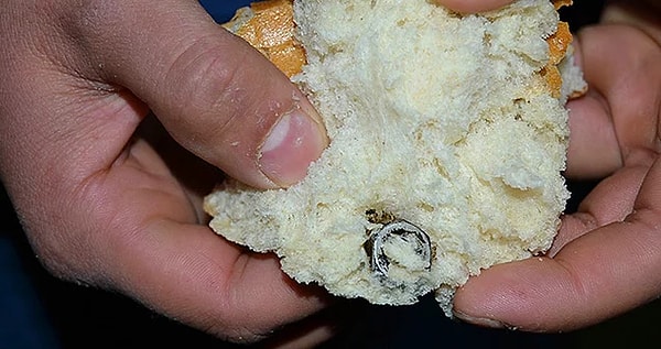 18. Металлическая штука в хлебе. К счастью, найдена до того, как кто-то потерял несколько зубов